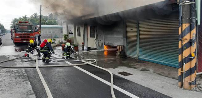 屏东县九如乡黄金路一间铁皮屋，21日上午9时许发生火警，消防人员灭火后在屋内发现一具焦尸。（屏东消防局提供／潘建志屏东传真）