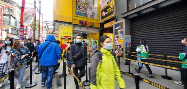 唐吉轲德入口处、内部，全部规划行走动线，必须按照店家的规划逛商品。（图／陈俪文摄）