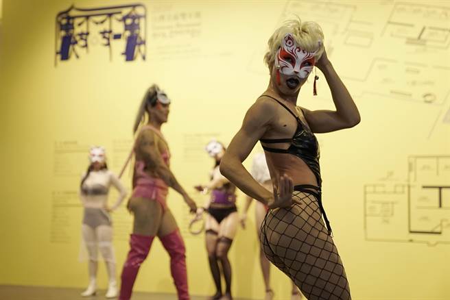 國美館「禽獸不如─2020台雙展」除突破以往透過多樣化形式展演，圖為開展行為演出「狐仙逛美術館」。此外，並突破疫情框架，將舉辦上直播座談。（國美館提供／陳淑芬台中傳真）