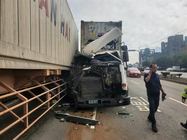 台中市沙鹿区向上路6段发生3辆联结车连环撞，其中1辆车头严重毁损，1名驾驶轻伤送医。（王文吉摄）