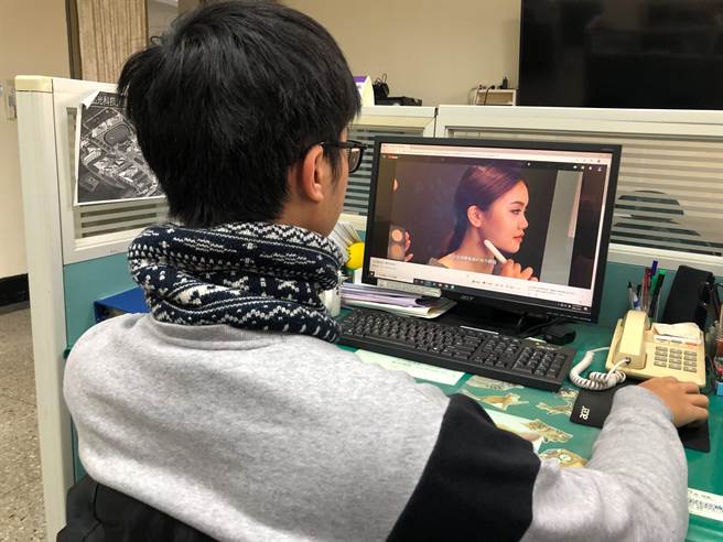 弘光科大老師拍片教民眾生活小常識，在家看影片輕鬆做造型。（王文吉攝）