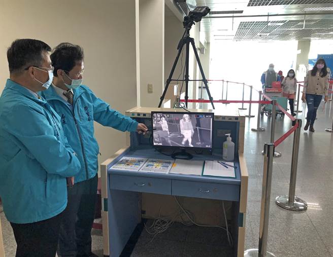 台湾疫情升温，金门县府今（21）日再度启动复式防疫机制，即日起在金门航站入境大厅安装红外线体温监测仪。（李金生摄）