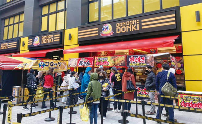 指挥官陈时中呼吁，尽量别到人多的地方聚集，看到新开的店也不要急于一时光顾。（图／李丽满摄影）
