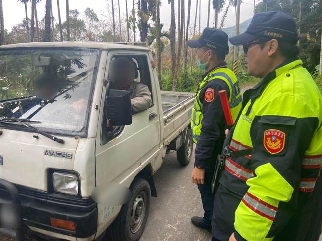 目前正值花莲槟榔盛产期，凤林警分局启动「护槟榔专案小组」加强巡逻，防止宵小在年前觊觎其高利润趁机犯案窃取变卖获利。（凤林警分局提供／罗亦晽花莲传真）