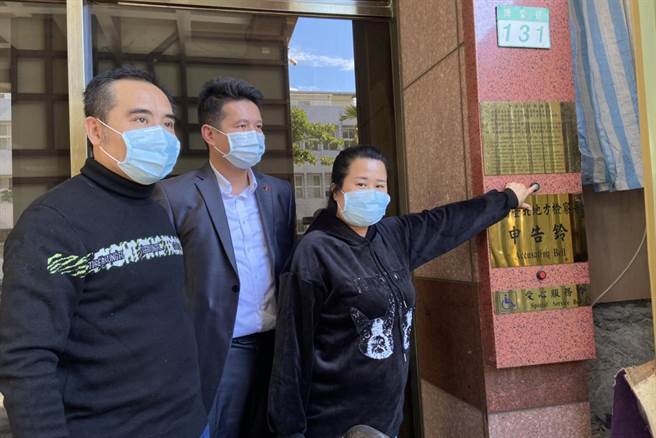 普悠玛受难家属自救协会会长董小羚到台北地检署，控告前行政院长赖清德及运安会调查小组成员涉嫌偽造文书。( 张孝义摄）