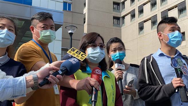 中华邮政桃园邮局副局长叶玉瑕于部立桃园医院受访。（姜霏摄）