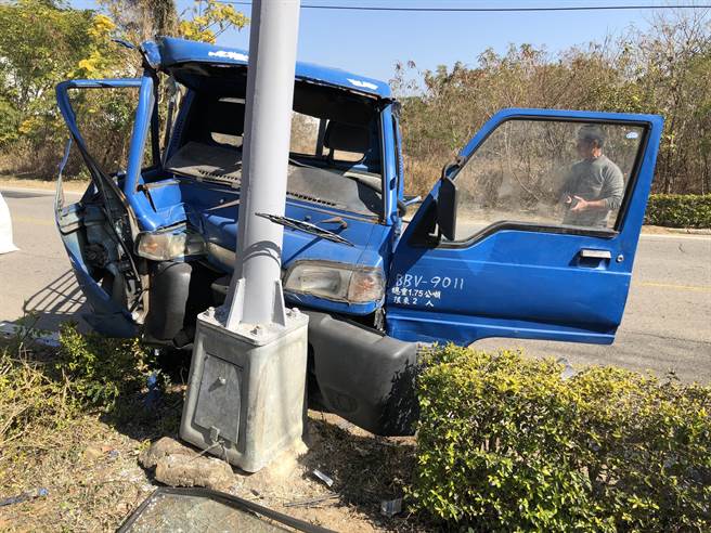 金門金寧鄉林湖路今天下午發生一起小貨車爆胎，失控自撞路燈桿的意外事故。（李金生攝）