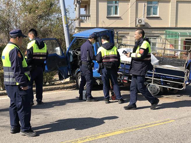 警方據報火速派遣3車5人趕至，協助林姓駕駛脫困，並疏導人車安全通過。（李金生攝）