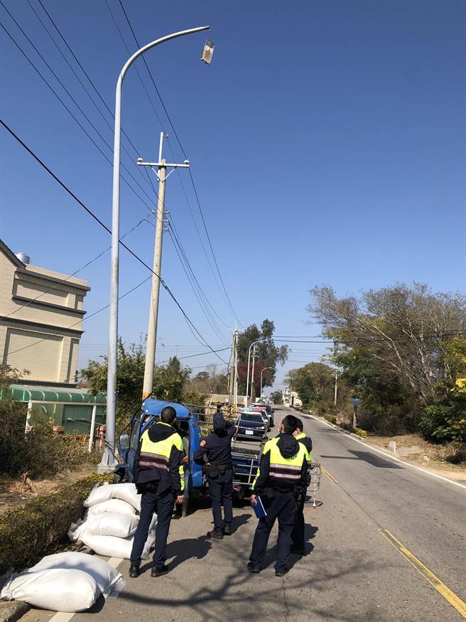 現場檢視車頭全毀，機油也溢流地面外，連燈罩也懸在半空中搖搖欲墜。（李金生攝）