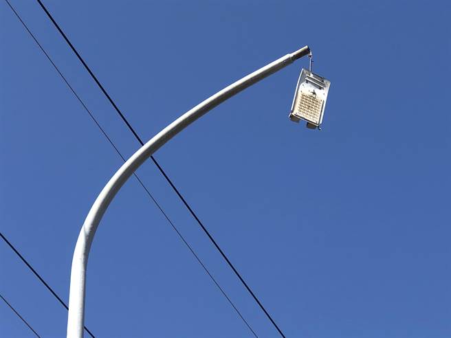 現場檢視車頭全毀，機油也溢流地面外，連燈罩也懸在半空中搖搖欲墜。（李金生攝）