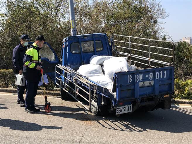 警方現場丈量，確切肇事原因進一步調查中。（李金生攝）