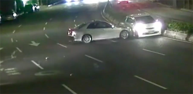 鍾姓男子因債務糾紛，找人分別駕駛4輛轎車在路口堵人，檢察官認定眾人因鍾號召相挺攜帶兇器妨害秩序，依法提起公訴。（圖：本報資料照）