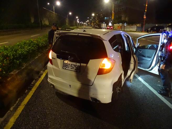 吳姓男子轎車遭鍾開車衝撞，嚇得躲在車上不敢開車門。（圖：本報資料照）