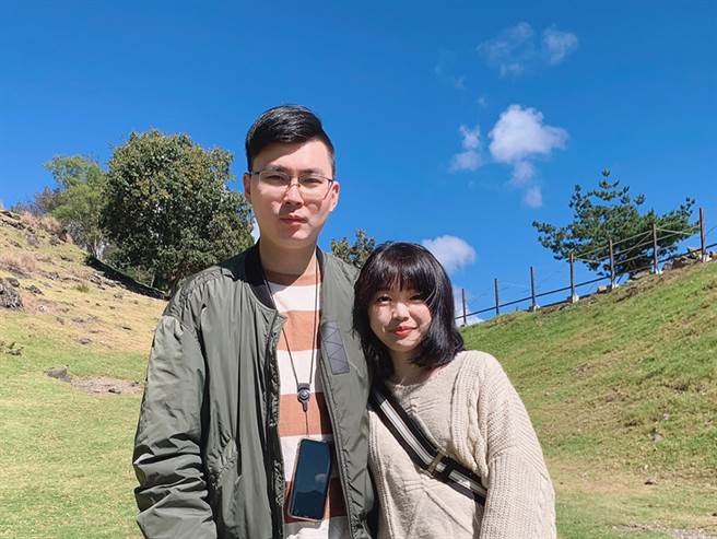 黄晨玮(图左)毕业后加入永庆房屋，去年月收入再创33万新高，还常带女友出游。(图/永庆房屋提供)