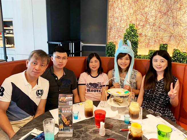 黄晨玮(图左二)与家人感情深厚，工作忙碌时仍会善用「弹性工作八小时」，和家人聚餐、凝聚感情。(图/永庆房屋提供)