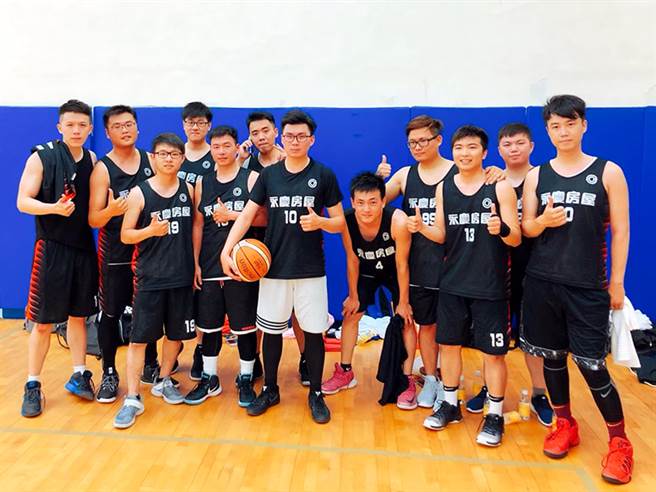 身为中正纪念堂队队长的黄晨玮(图前左三)，与同事常相约球场挥洒汗水，每年还组队参加永庆杯篮球赛。(图/永庆房屋提供)