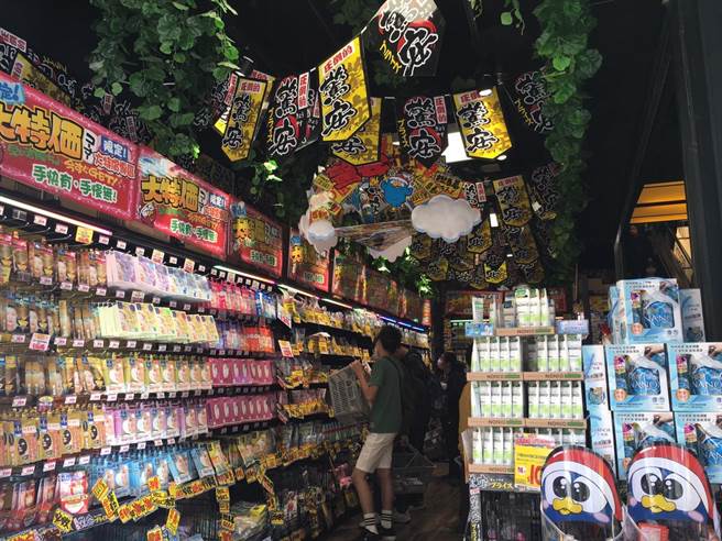 衛生局率員進堂吉訶德稽查引民眾驚慌 衛生局解答：宣導加強防疫措施。（吳康瑋攝）