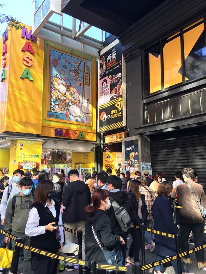 衛生局率員進堂吉訶德稽查引民眾驚慌 衛生局解答：宣導加強防疫措施。（吳康瑋攝）