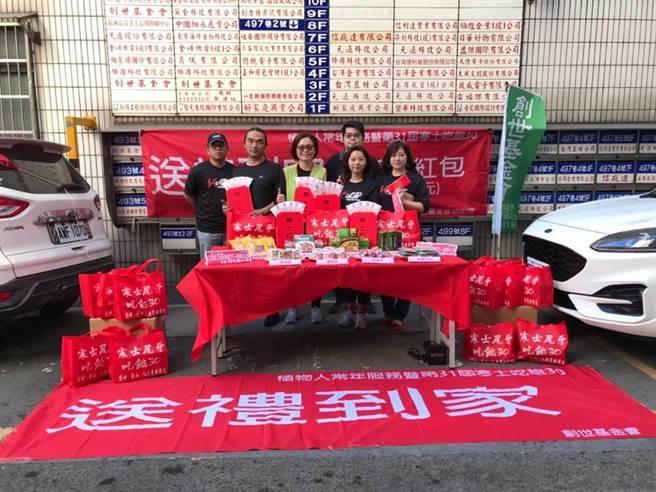 创世、华山、人安策略联盟连续31年举办「寒士吃饱30」尾牙活动，今年受疫情影响，首度由办桌围炉改为「送礼到家」。（创世提供）