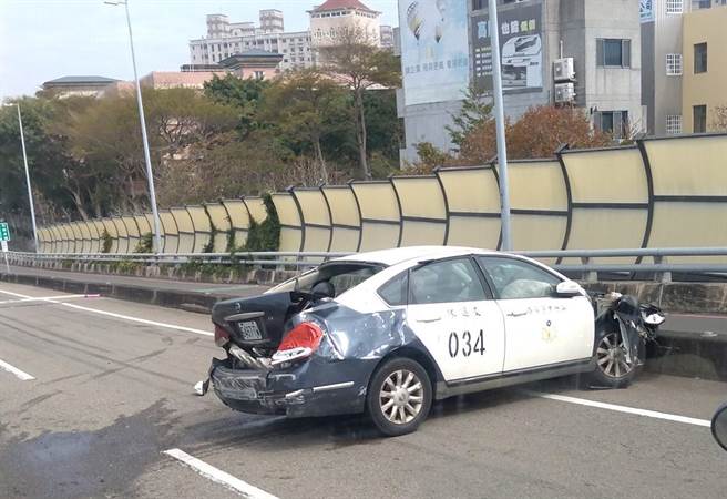 一名员警驾驶警用巡逻车时因恍神撞车翻覆。（民眾提供／邱立雅竹市传真）