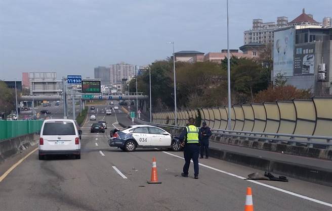 一名员警因驾警用巡逻车车恍神，导致车辆翻覆，车头车尾严重损坏。（民眾提供／邱立雅竹市传真）