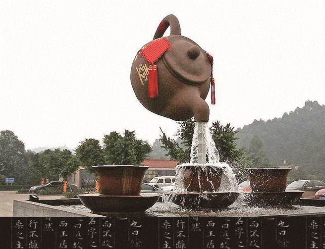 放在茶馆门口的「天壶」。（时报出版提供）