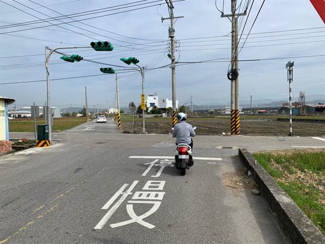 苑里农地重画区每年发生逾百件车祸，通霄警分局去年起盘点易肇事路口装设警告标示、爆闪灯防治，21日宣布成果。（通霄警分局提供／巫静婷苗栗传真）