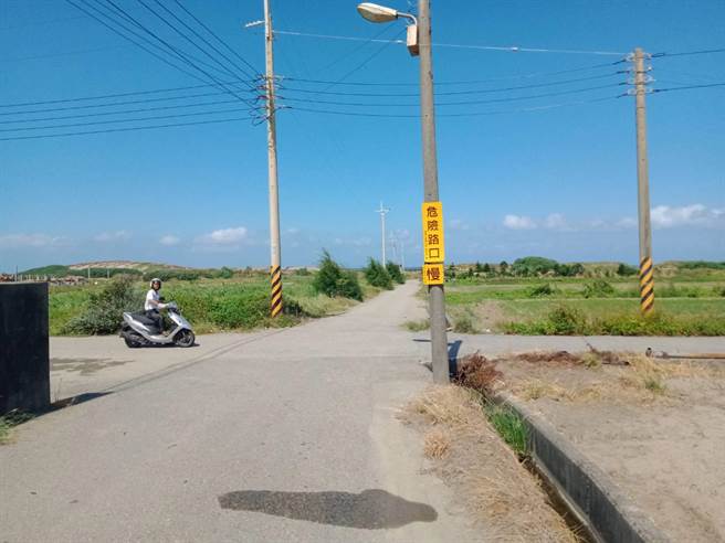 苑里农地重画区每年发生逾百件车祸，通霄警分局去年起盘点易肇事路口装设警告标示、爆闪灯防治，21日宣布成果。（通霄警分局提供／巫静婷苗栗传真）