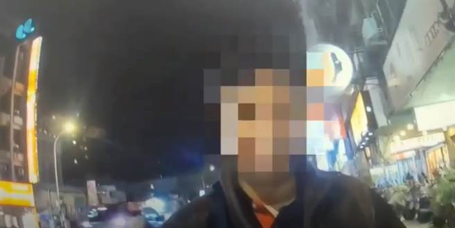 57岁林姓计程车运将，19日开车行经西园路右转时，碰到走路的陈姓男子，林未按规定礼让差点撞上，让陈相当不满，拍打对方的引擎盖双方发生口角。（撷取自影片）