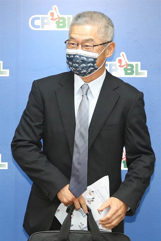 中华职棒大联盟21日举办新任秘书长发布，会长蔡其昌与新任秘书长为杨清珑（图）互相加油。（王英豪摄）