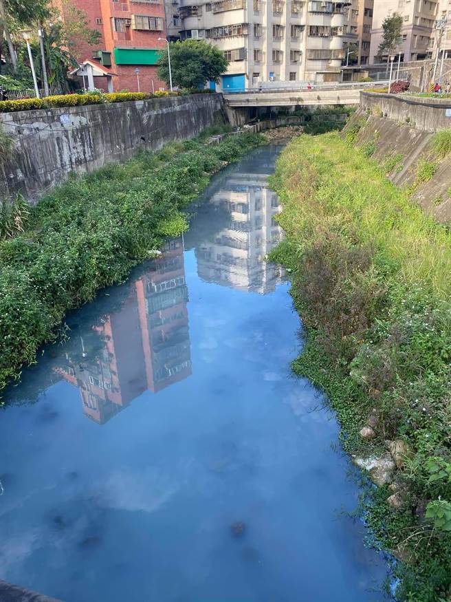 民眾將溪水染藍的照片貼文的臉書社群上。（翻攝臉書群組《我是五股人》／李俊淇新北傳真）