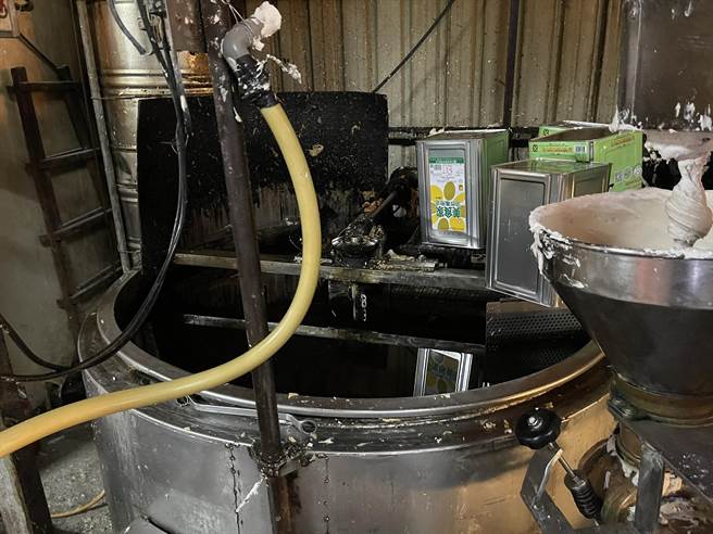 稽查人員發現是天婦羅食品工廠將清洗機具後的污水排入河川內所導致變色。（環保局提供／李俊淇新北傳真）