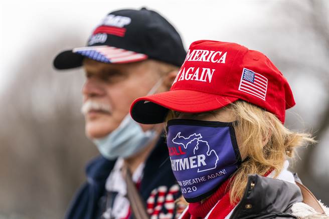 国会山暴动前夕聚集的川普支持者。该次事件可能使过半美国人认为美式生活最大威胁来自国内，而非外国势力。(示意图／美联社资料照片)