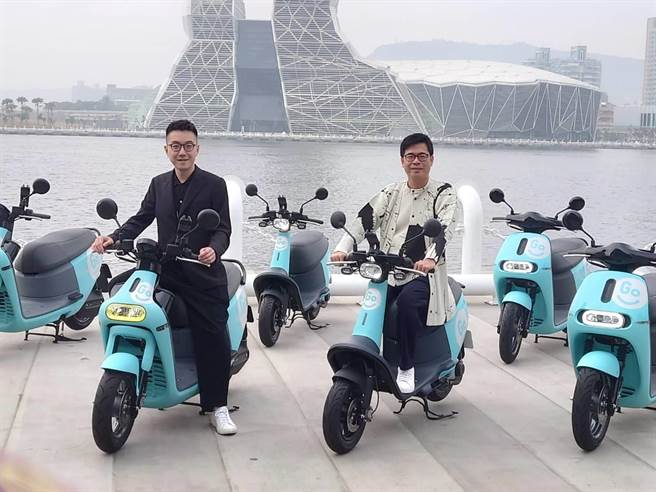 左为GoShare 新事业总监姜家炜，右为高雄市长陈其迈。（黄琮渊摄）