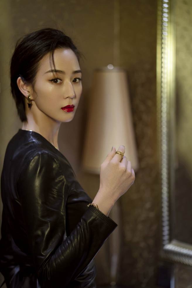 張鈞甯惹火的造型充滿時尚感，魅惑氣質和電影中飾演的帥氣女警「阿爆」一角完全不同。（圖／摘自微博@张钧甯工作室 ）