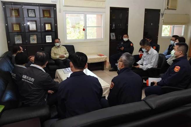 警政署长陈家钦21日赴桃园市政府警察局为员警打气，并颁发慰劳奖励金。（警方提供／赖佑维桃园传真）