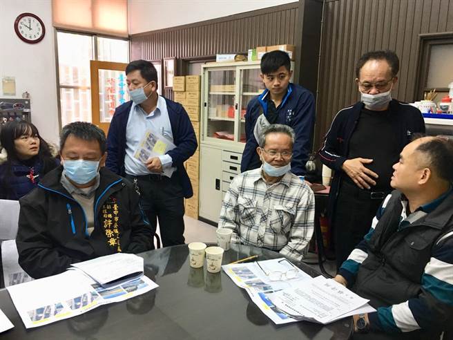 台中市清水区海顶路、中山路口是一处危险髮夹弯，经常发生严重车祸，21日召开第二次协调会，将争取在海顶路、中山路之间开辟一条宽15公尺的便道，引导砂石车等大型车辆避开那个路口，确保用路人安全。（台中市议会议长张清照服务处提供）