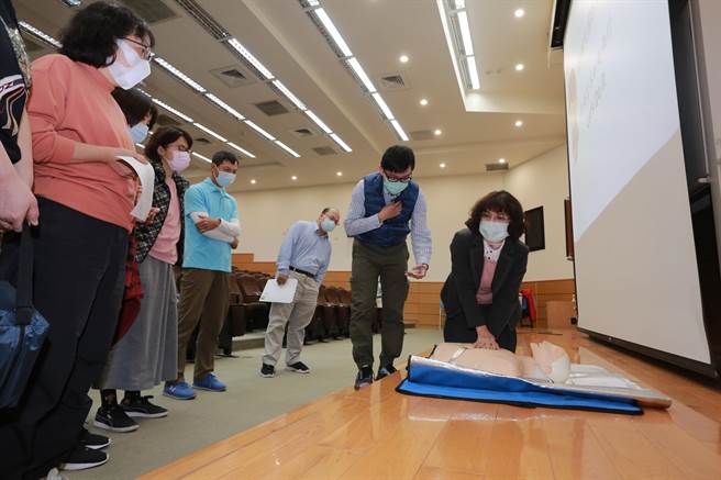 高雄大学校长陈月端（右）于1月20日参加「CPR＋AED 教育训练」，教职员在旁观摩学习。（林瑞益摄）