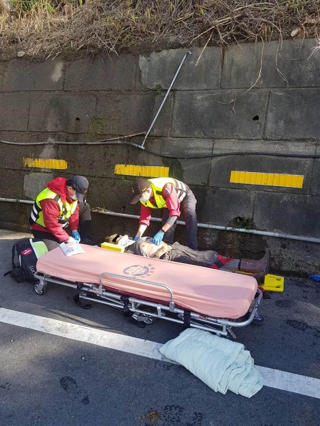 男子昨日在台三線121.4公里處，在陡坡上更換水管時，疑似失足墜落水溝，當場失去生命跡象，救護人員緊急救援。（苗栗縣消防局提供／巫靜婷苗栗傳真）
