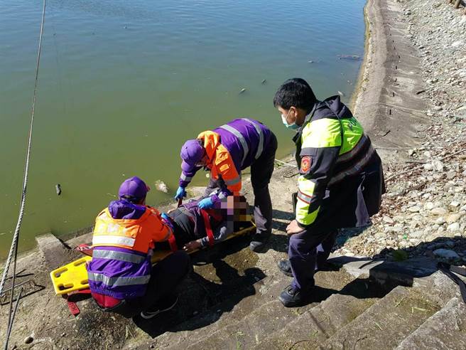 桃園市8旬譚姓老婦日前到八德區600巷池塘內洗滌家中腳踏墊，卻不慎滑落池塘，所幸民眾、警消協助，將老婦送醫。（翻攝照片／賴佑維桃園傳真）