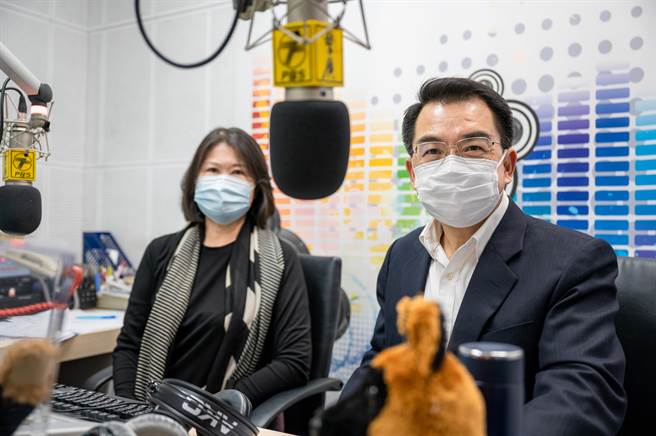 台中市警局长杨源明以广播宣导「110年加强重要节日安全维护工作」，与听眾「空中」有奖徵答，并以脸书「TCPB局长室」直播。（台中市警察局提供／张妍溱台中传真）