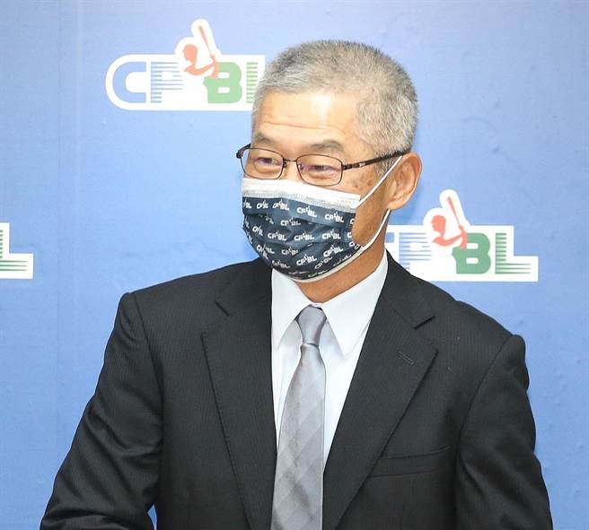 中华职棒大联盟21日举办新任秘书长发布，会长蔡其昌与新任秘书长为杨清珑（图）互相加油。（王英豪摄）