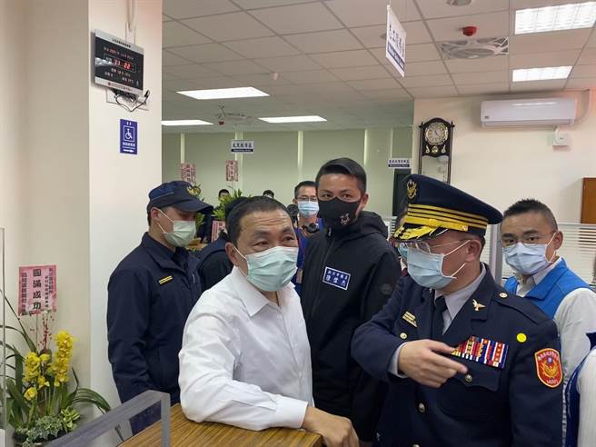 侯友宜参访新的分驻所（戴上容摄）