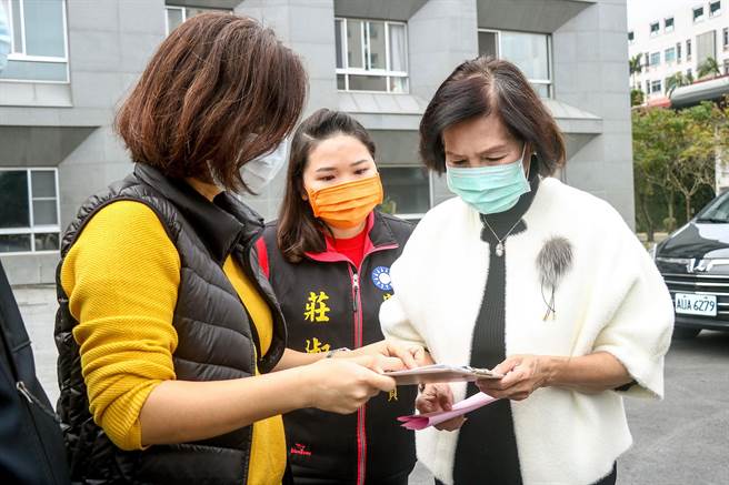 宜兰县长林姿妙（右一）今天前往宜兰县学测考场视察，盼能做好防疫工作。（李忠一摄）