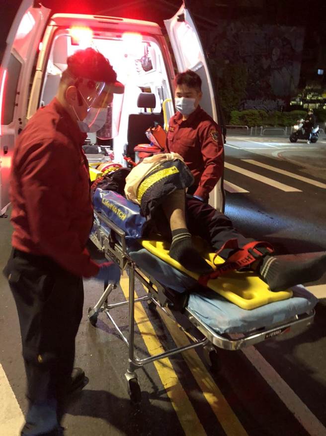 王姓员警遭计程车撞伤。（陈鸿伟翻摄）