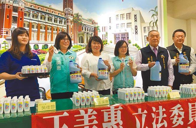 嘉義市長黃敏惠（左三）、立委王美惠（左二）去年代表受贈消毒用品，呼籲全民加強防疫。（廖素慧攝）