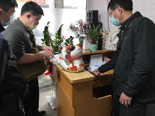 老侦探黄文夏（右一）今年起转职内勤业务，侦办台南今年首件色情案件驾轻就熟。（读者提供／程炳璋台南传真）