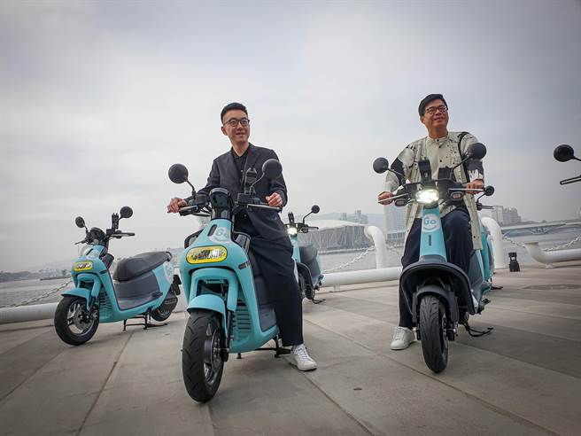 Goshare电动机车共享服务平台21日正式在高雄市投放700辆电动机车，服务遍及9行政区，市长陈其迈（右一）试骑也呼吁「让共享取代持有」。（袁庭尧摄）