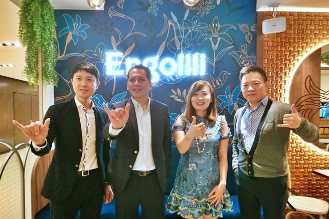 連鎖餐飲集團六角董事長王耀輝(左2)、執行副總王麗玉(右2)、輕食事業處總監汪立偉(左1)，旗下餐食子公司王座執行副總林子桓(右1)。（記者林資傑攝）