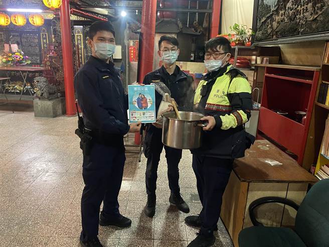 周子恩（图中）和同事一个到街友经常出没的地方发送热食。（新庄警分局提供／李俊淇新北传真）